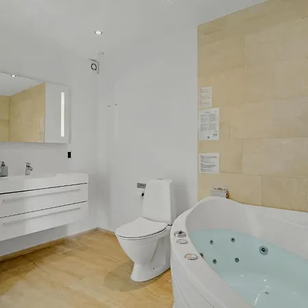 Pet Friendly In With Kitchen